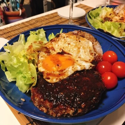 久しぶりにロコモコが食べたくなってつくりました！ソースも簡単で、ハンバーグにもご飯にも合いますね♪ お腹いっぱい大満足でした！